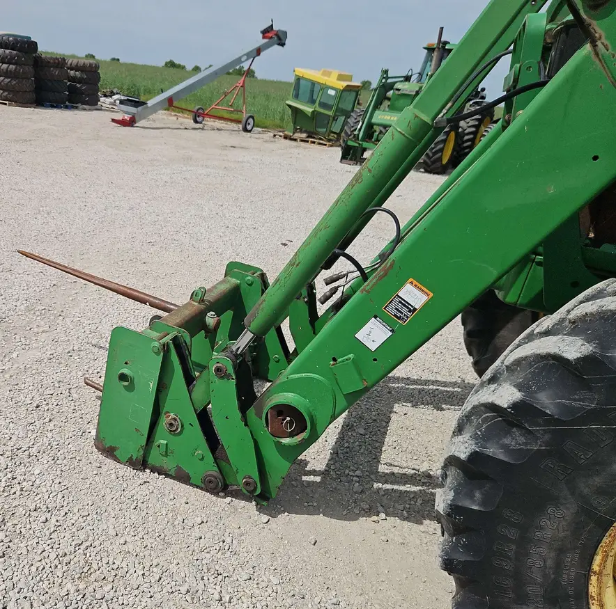 2004 John Deere 7320 MFWD tractor