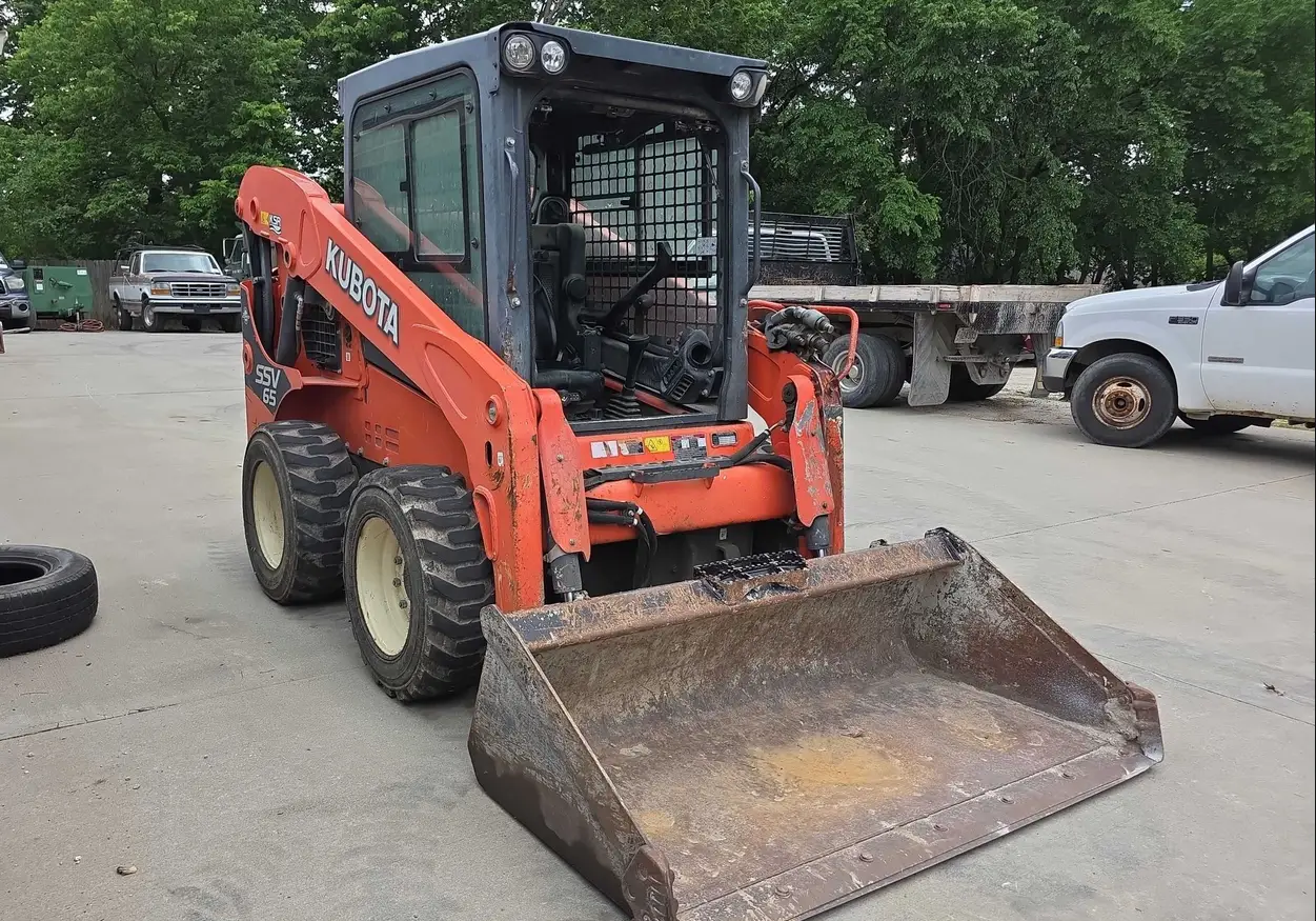 2016 Kubota SSV65 skid steer loader