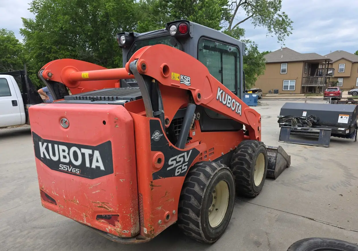 2016 Kubota SSV65 skid steer loader