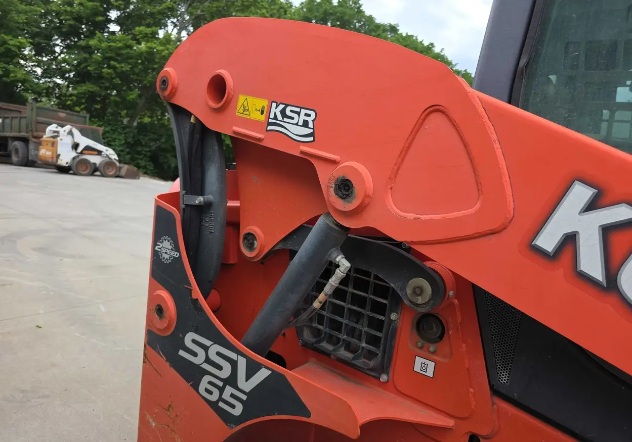 2016 Kubota SSV65 skid steer loader