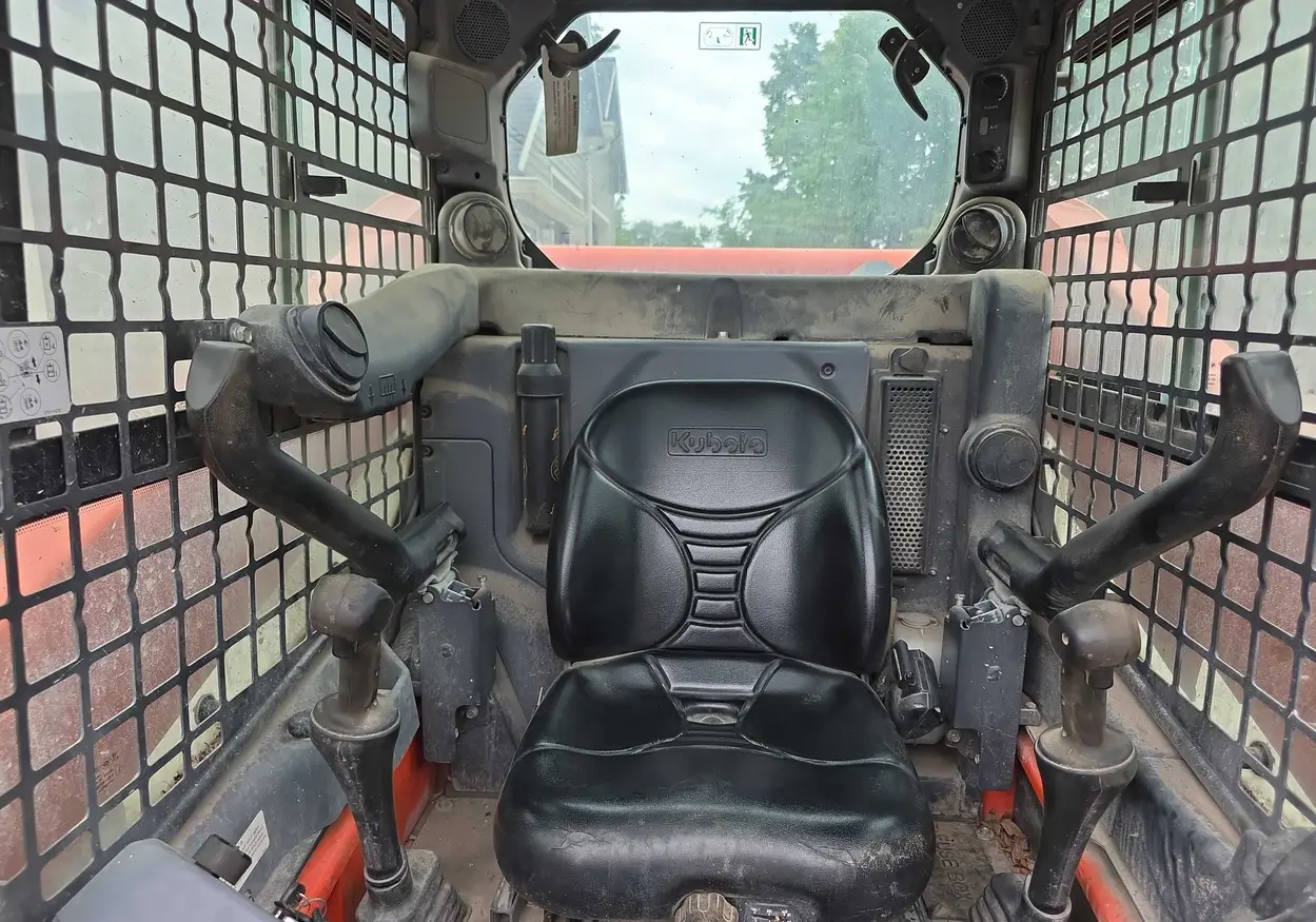2016 Kubota SSV65 skid steer loader