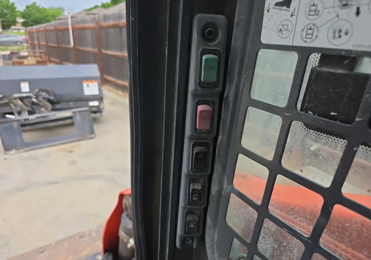 2016 Kubota SSV65 skid steer loader