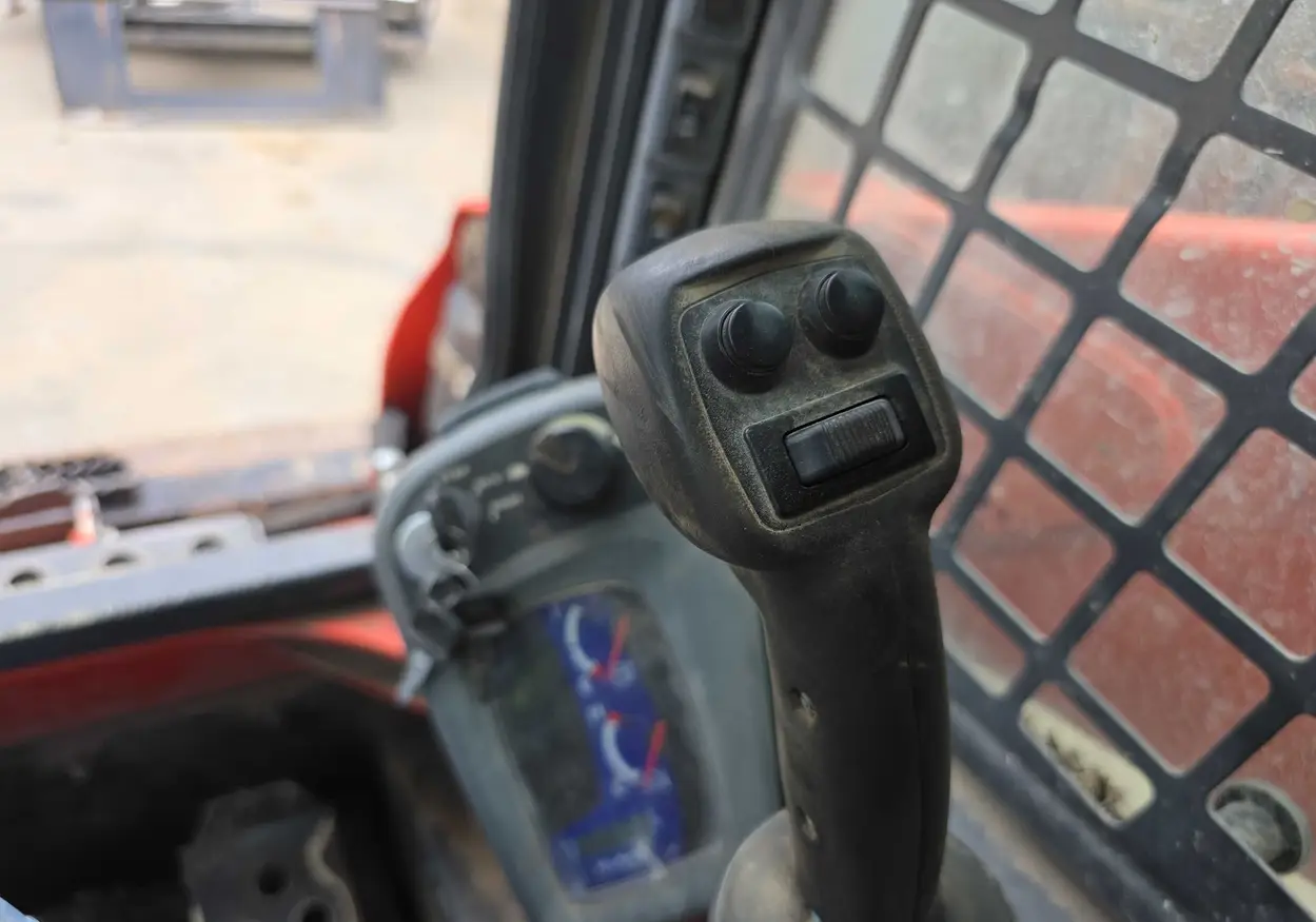 2016 Kubota SSV65 skid steer loader