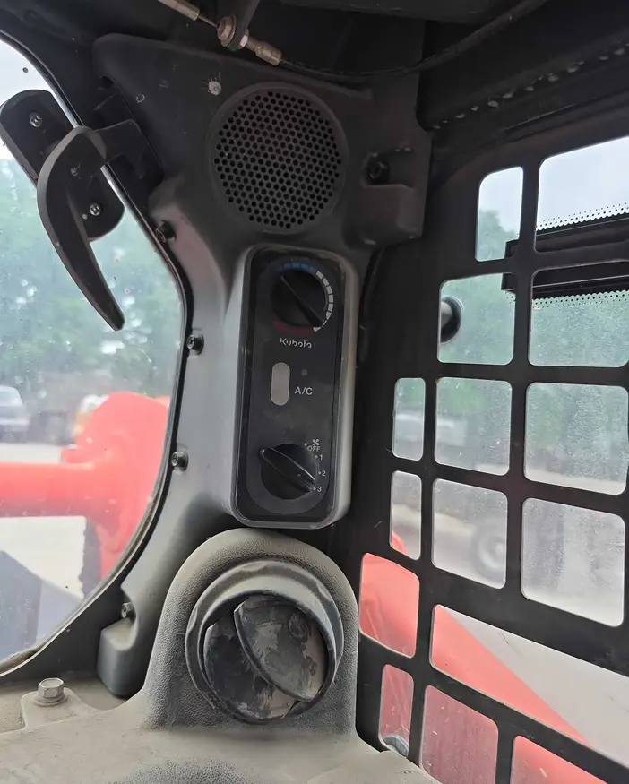 2016 Kubota SSV65 skid steer loader