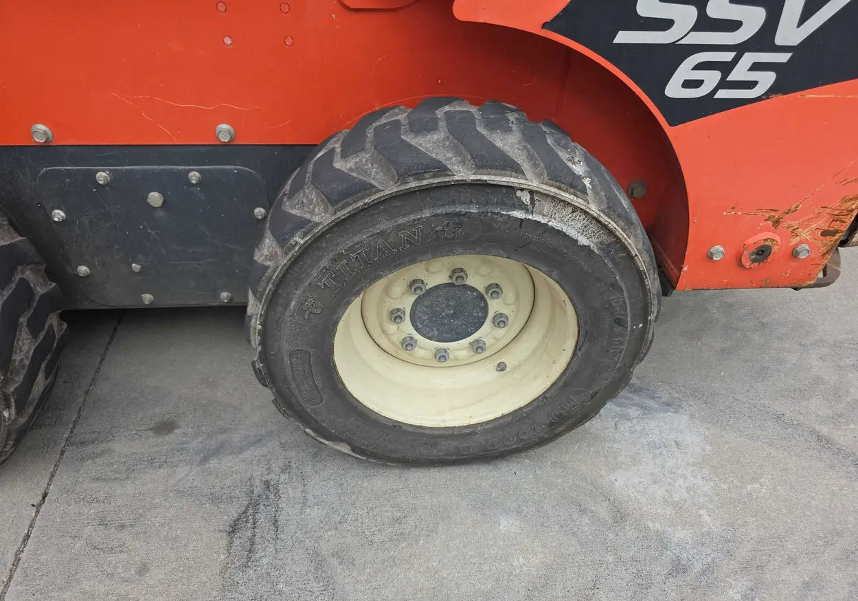 2016 Kubota SSV65 skid steer loader