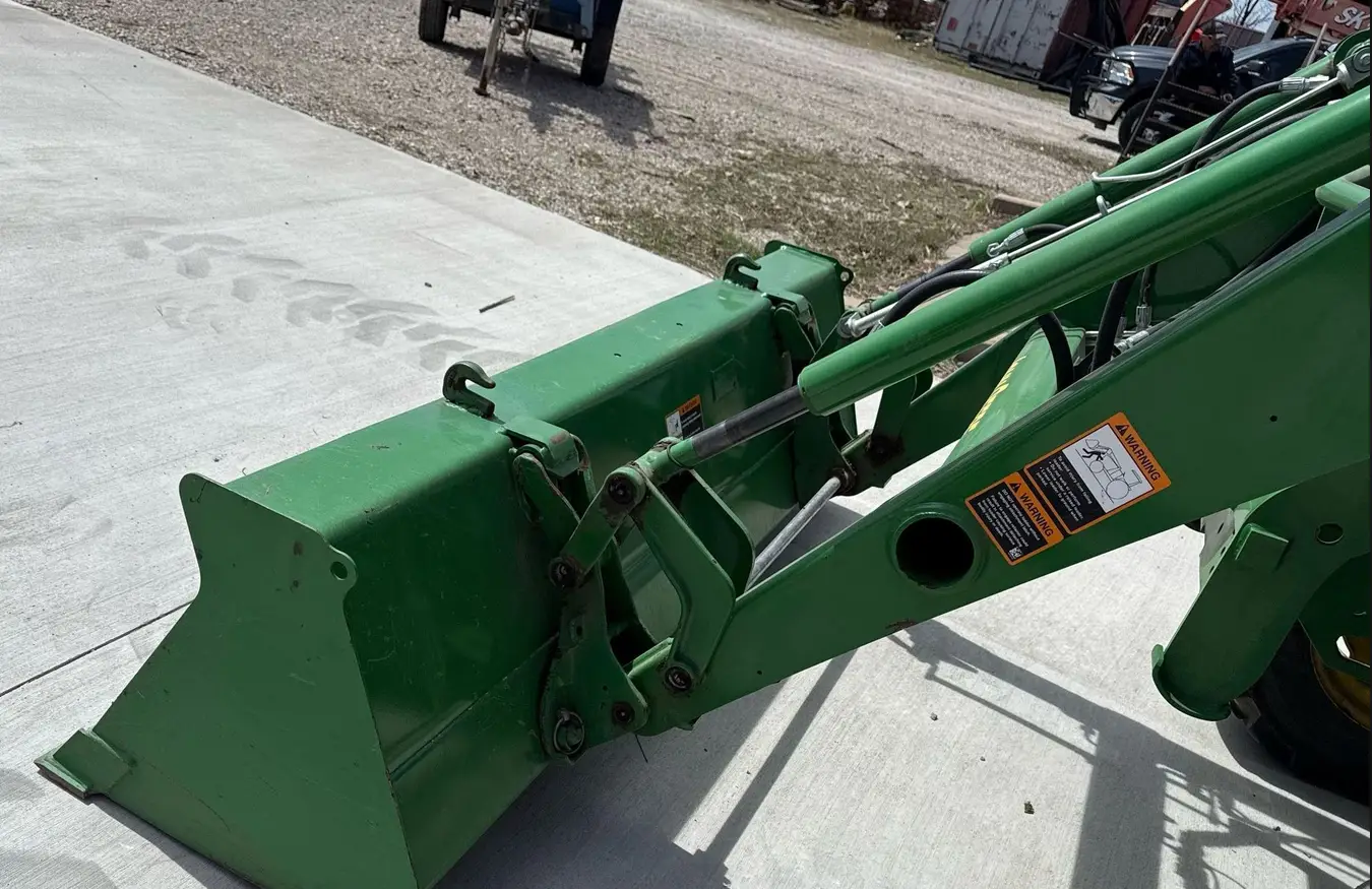 2022 John Deere 4052R MFWD tractor