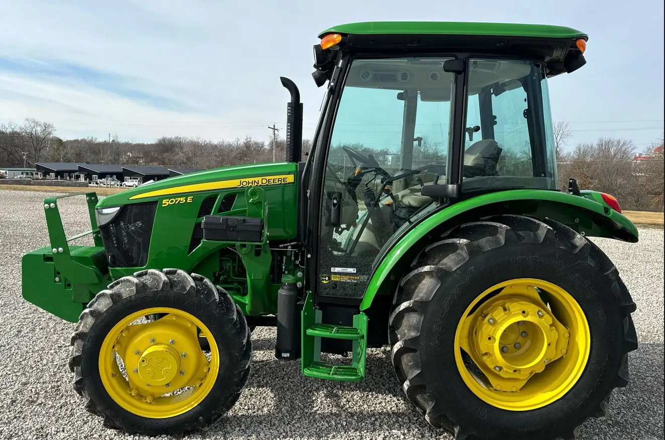 2022 John Deere 5075E MFWD tractor