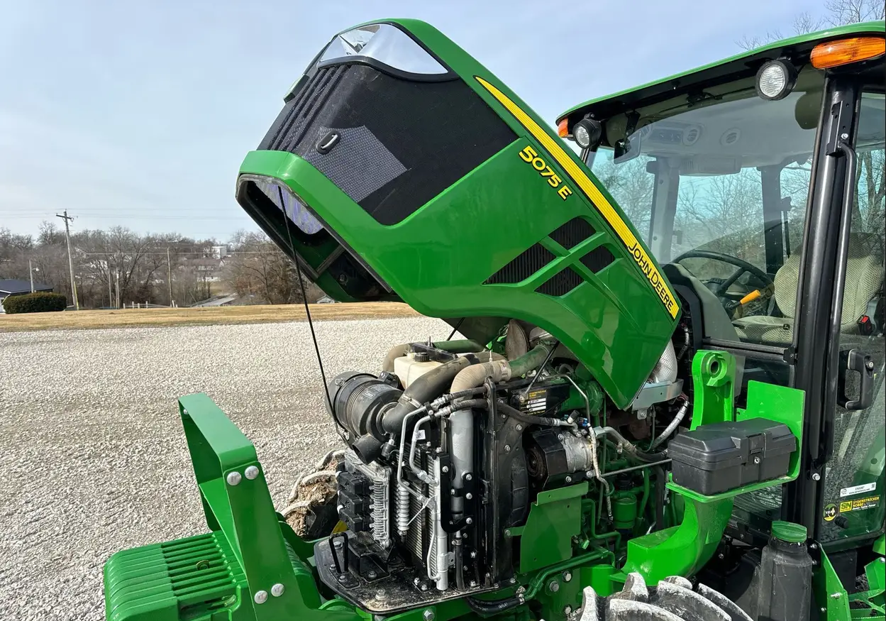 2022 John Deere 5075E MFWD tractor