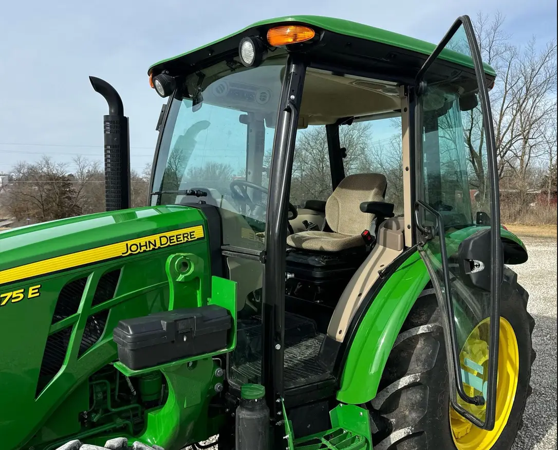 2022 John Deere 5075E MFWD tractor