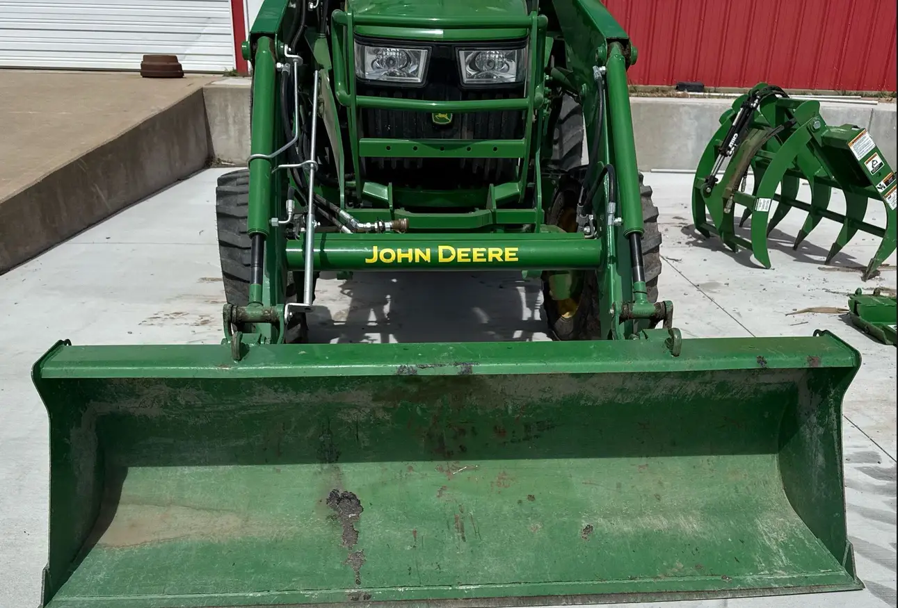 2022 John Deere 4052R MFWD tractor