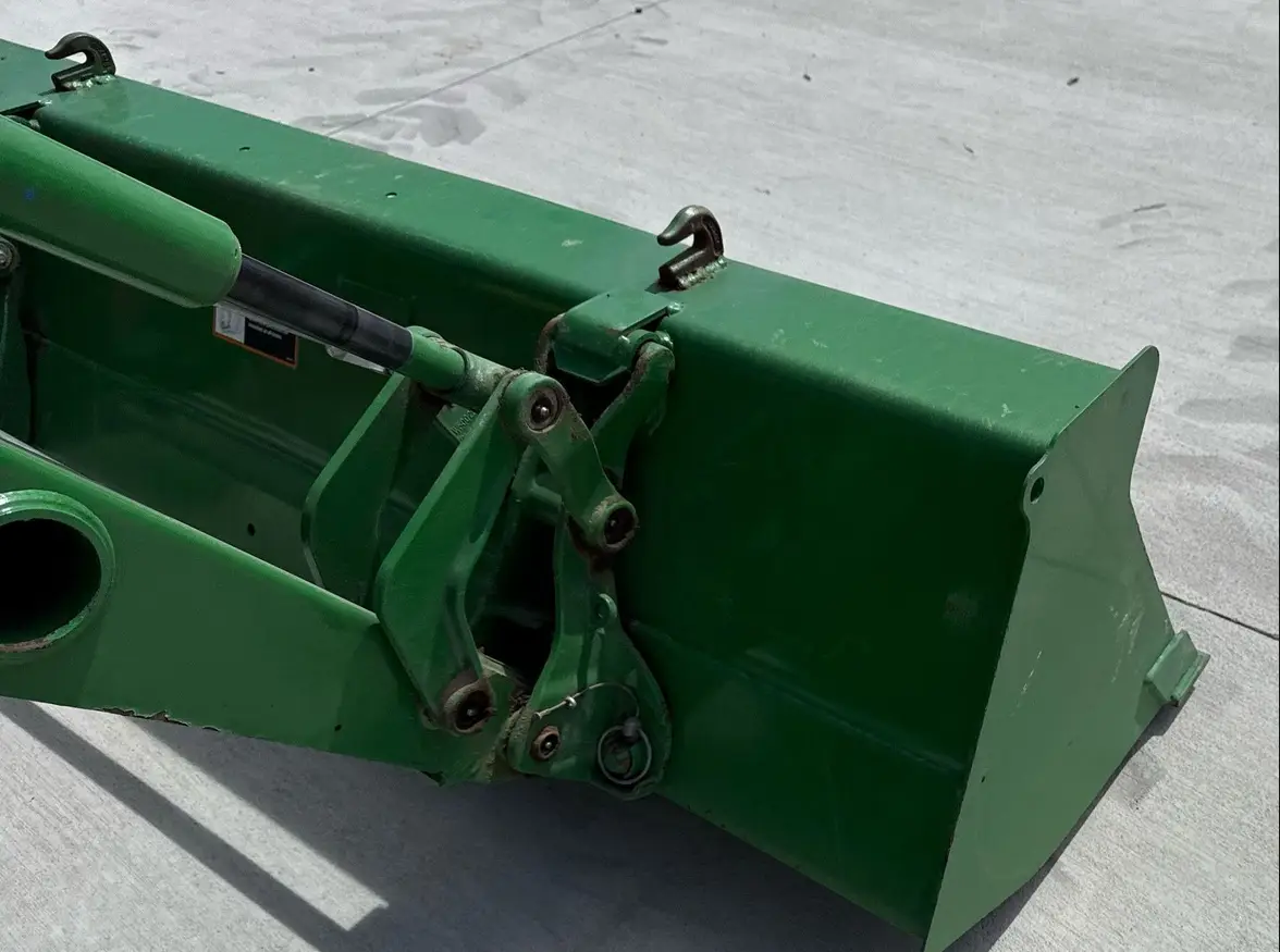 2022 John Deere 4052R MFWD tractor