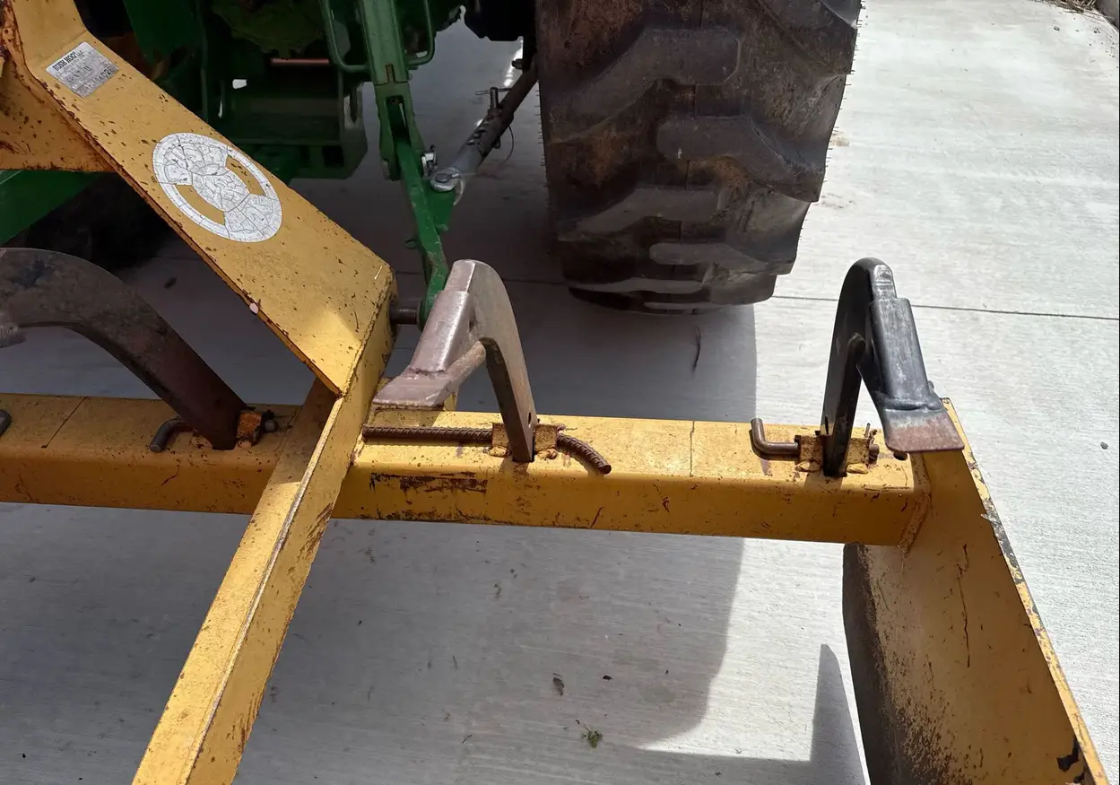 2022 John Deere 4052R MFWD tractor