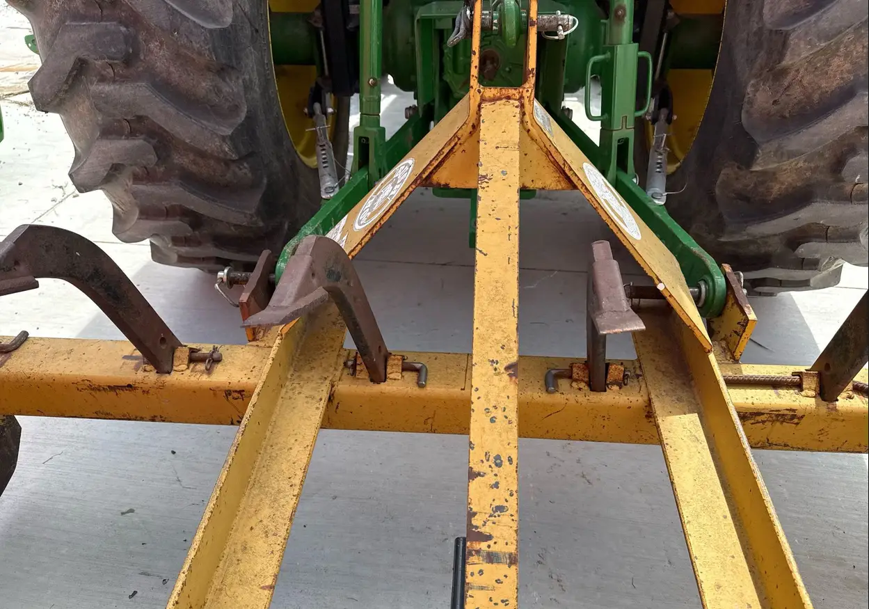 2022 John Deere 4052R MFWD tractor