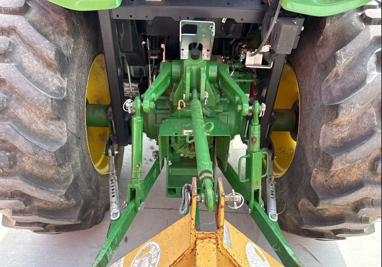 2022 John Deere 4052R MFWD tractor
