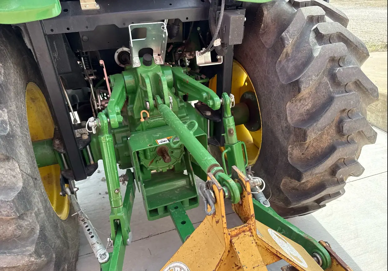 2022 John Deere 4052R MFWD tractor