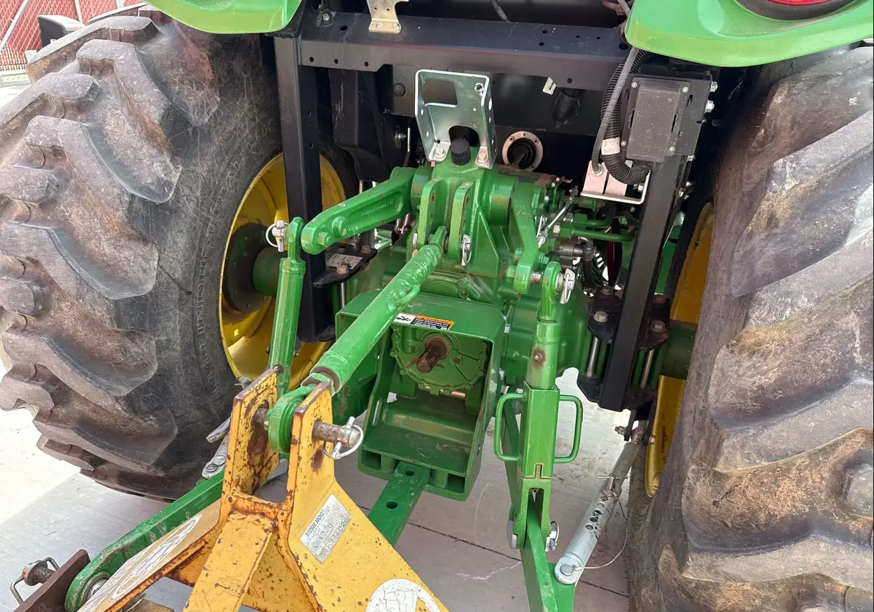 2022 John Deere 4052R MFWD tractor