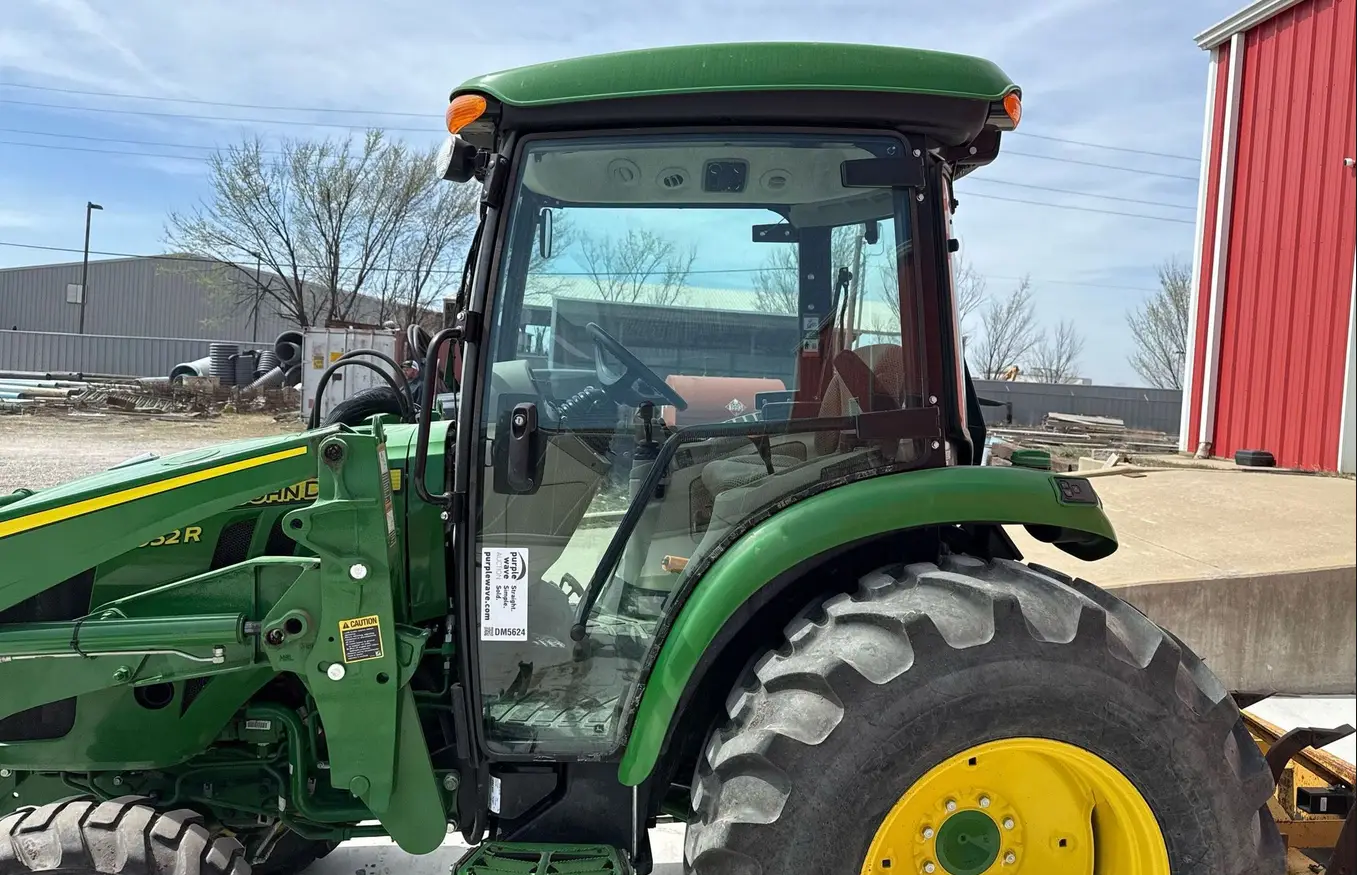 2022 John Deere 4052R MFWD tractor