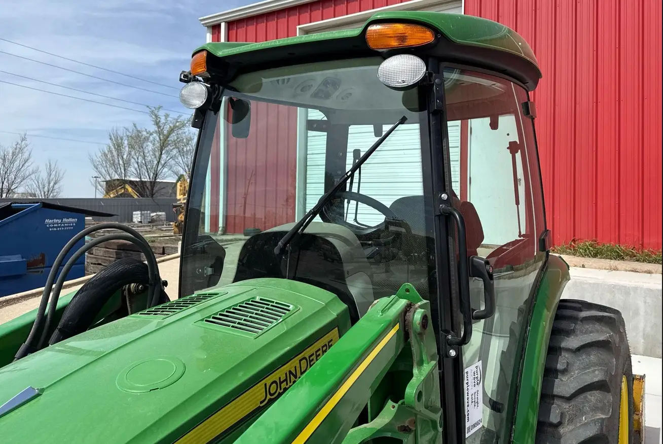 2022 John Deere 4052R MFWD tractor