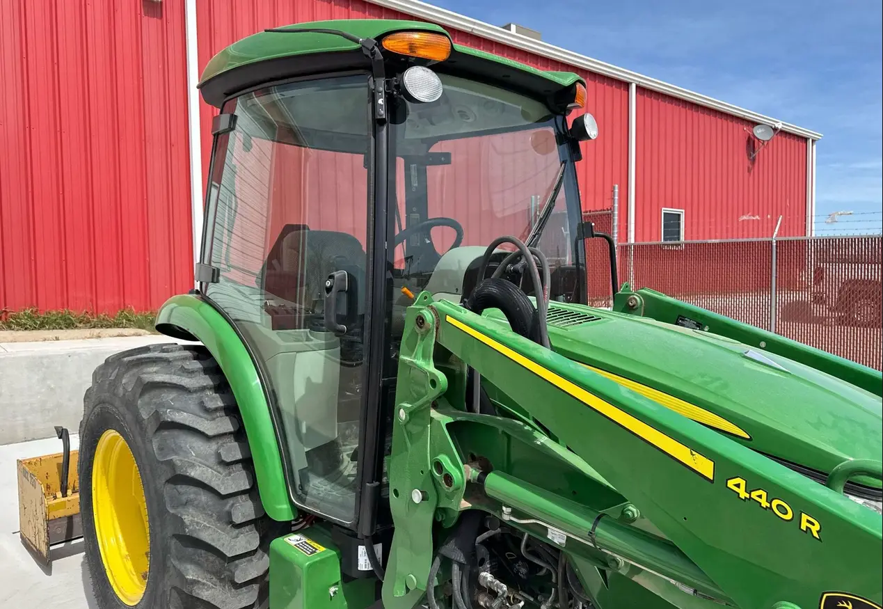 2022 John Deere 4052R MFWD tractor