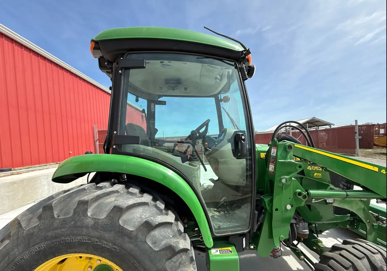 2022 John Deere 4052R MFWD tractor