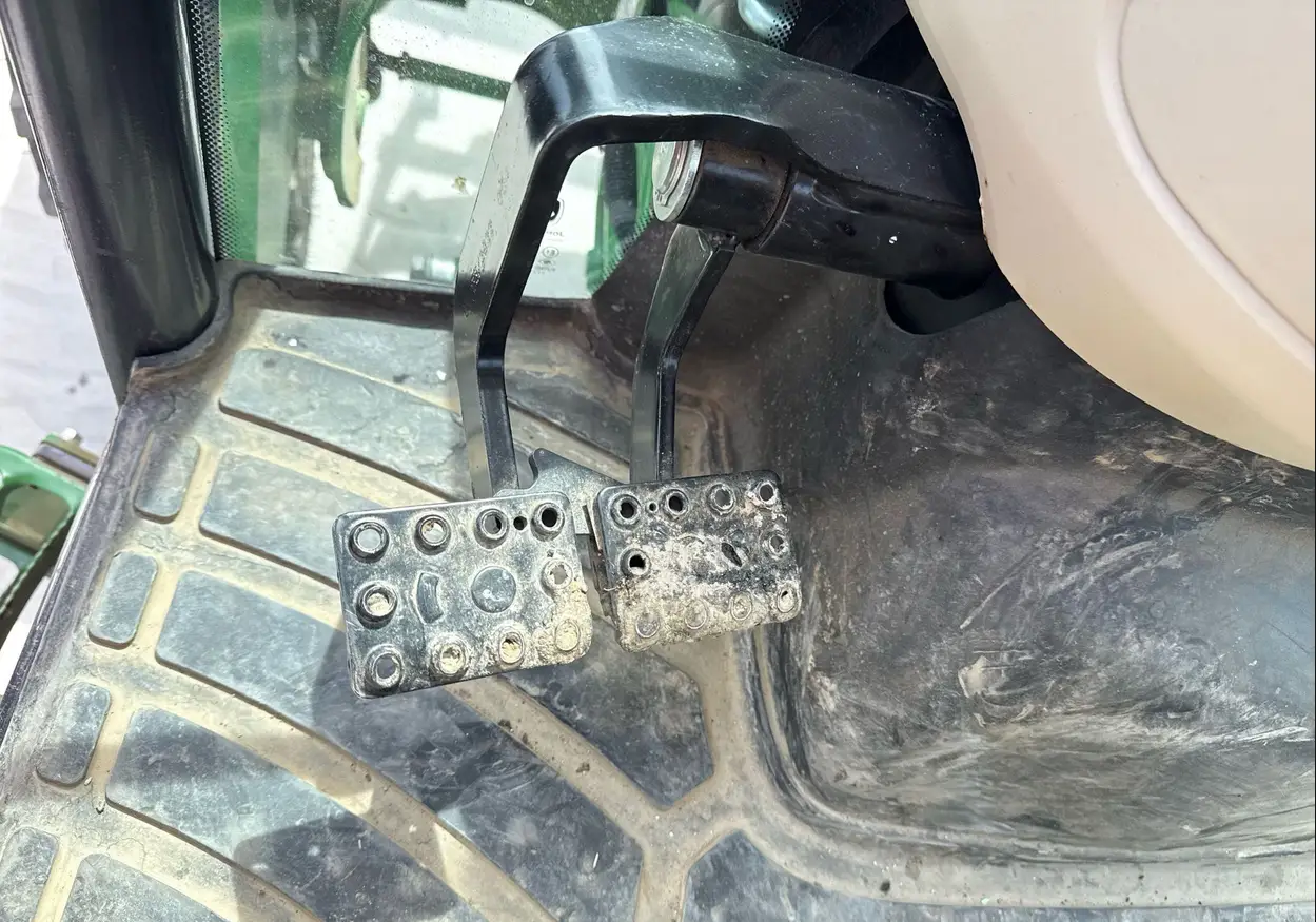 2022 John Deere 4052R MFWD tractor