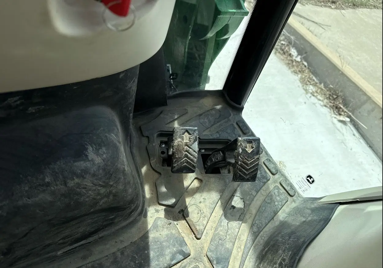 2022 John Deere 4052R MFWD tractor
