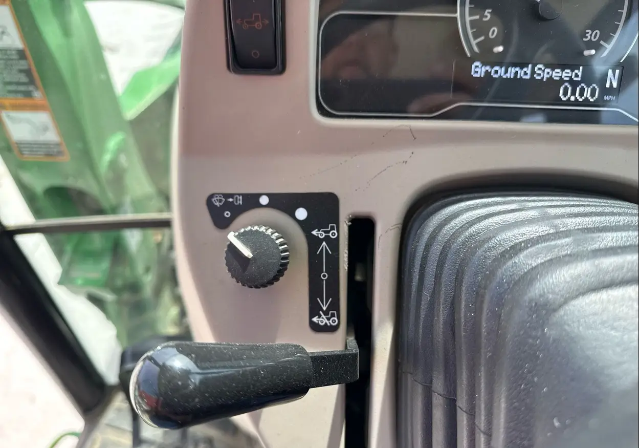 2022 John Deere 4052R MFWD tractor