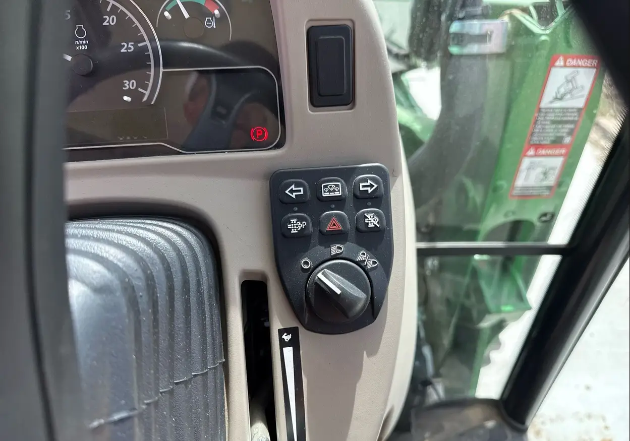 2022 John Deere 4052R MFWD tractor