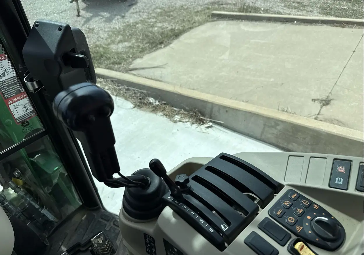 2022 John Deere 4052R MFWD tractor