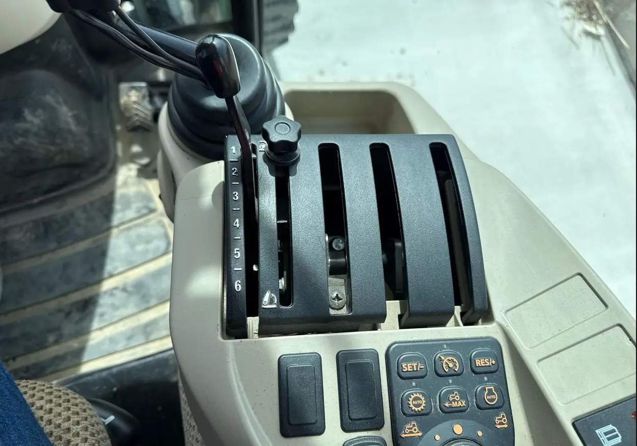 2022 John Deere 4052R MFWD tractor