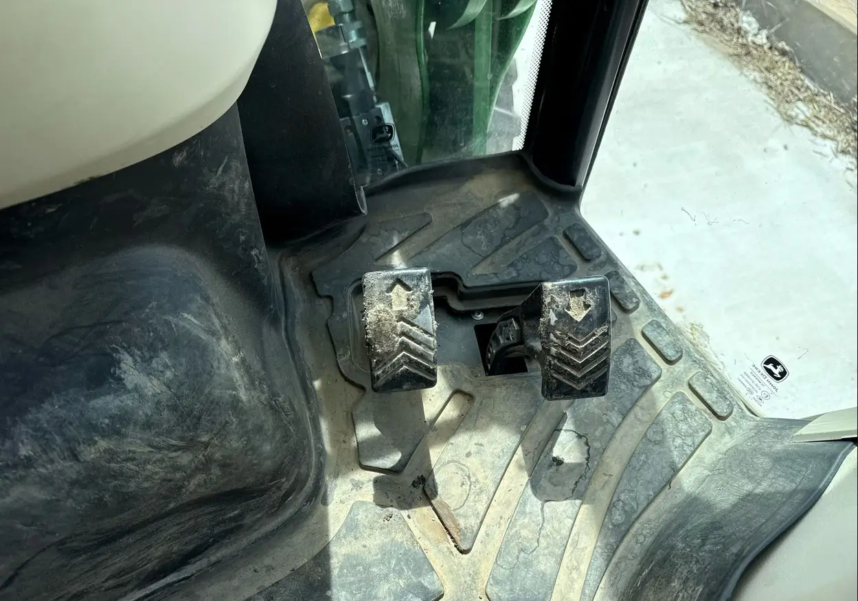 2022 John Deere 4052R MFWD tractor