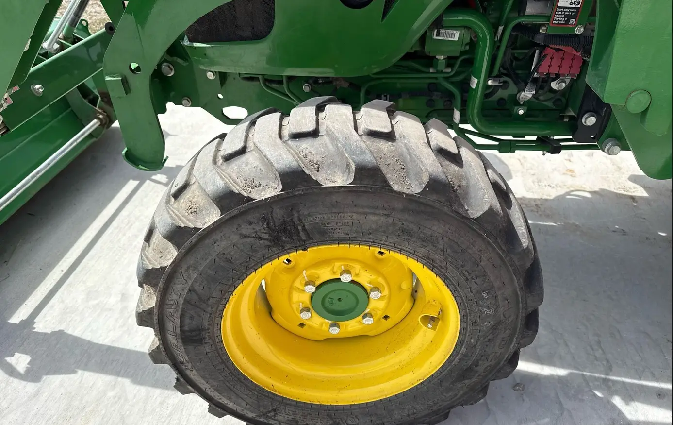 2022 John Deere 4052R MFWD tractor