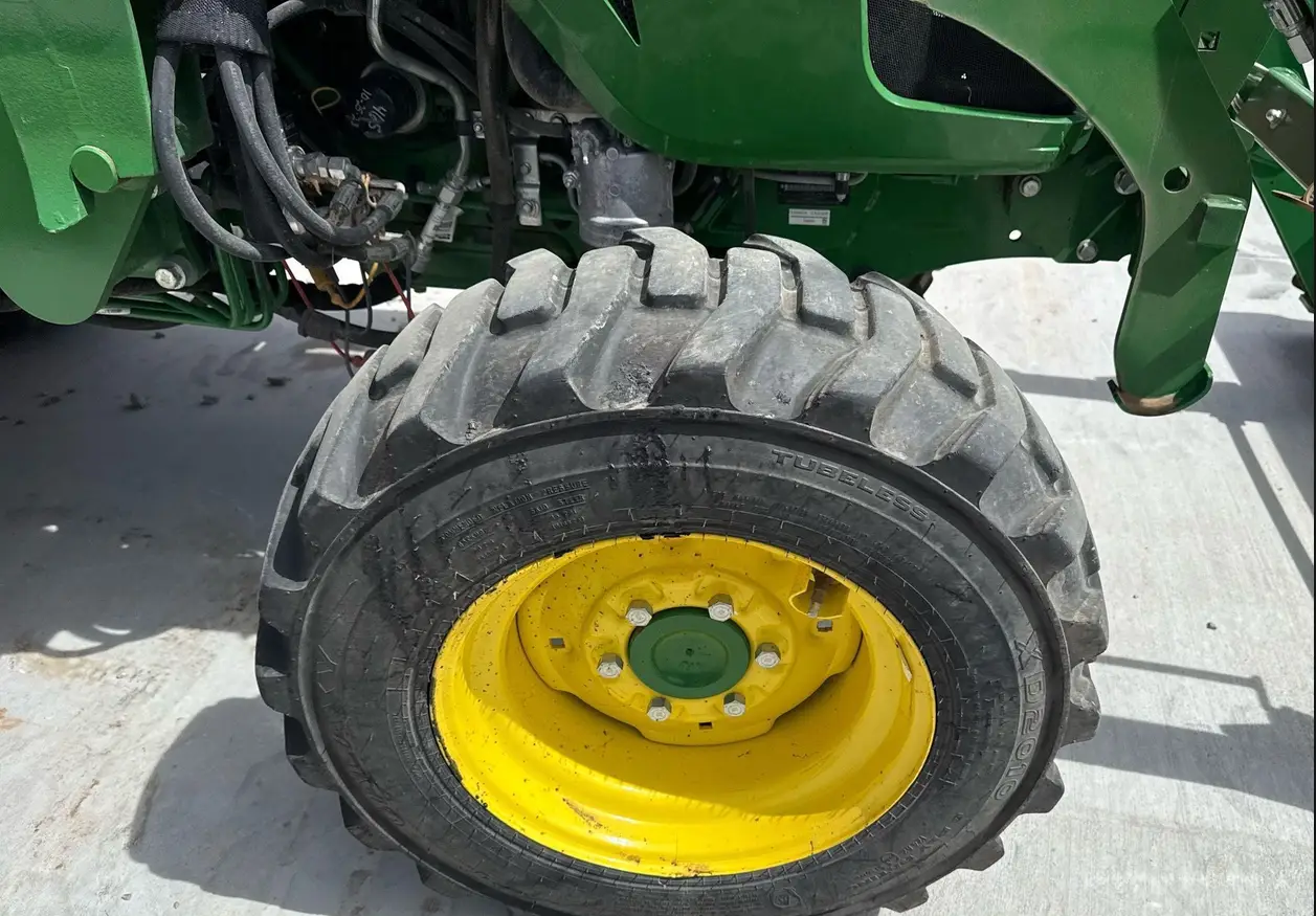 2022 John Deere 4052R MFWD tractor