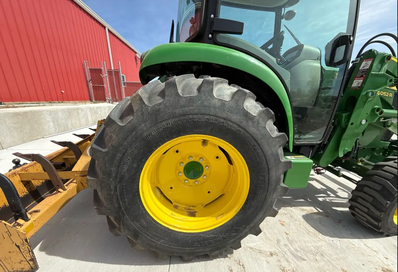 2022 John Deere 4052R MFWD tractor