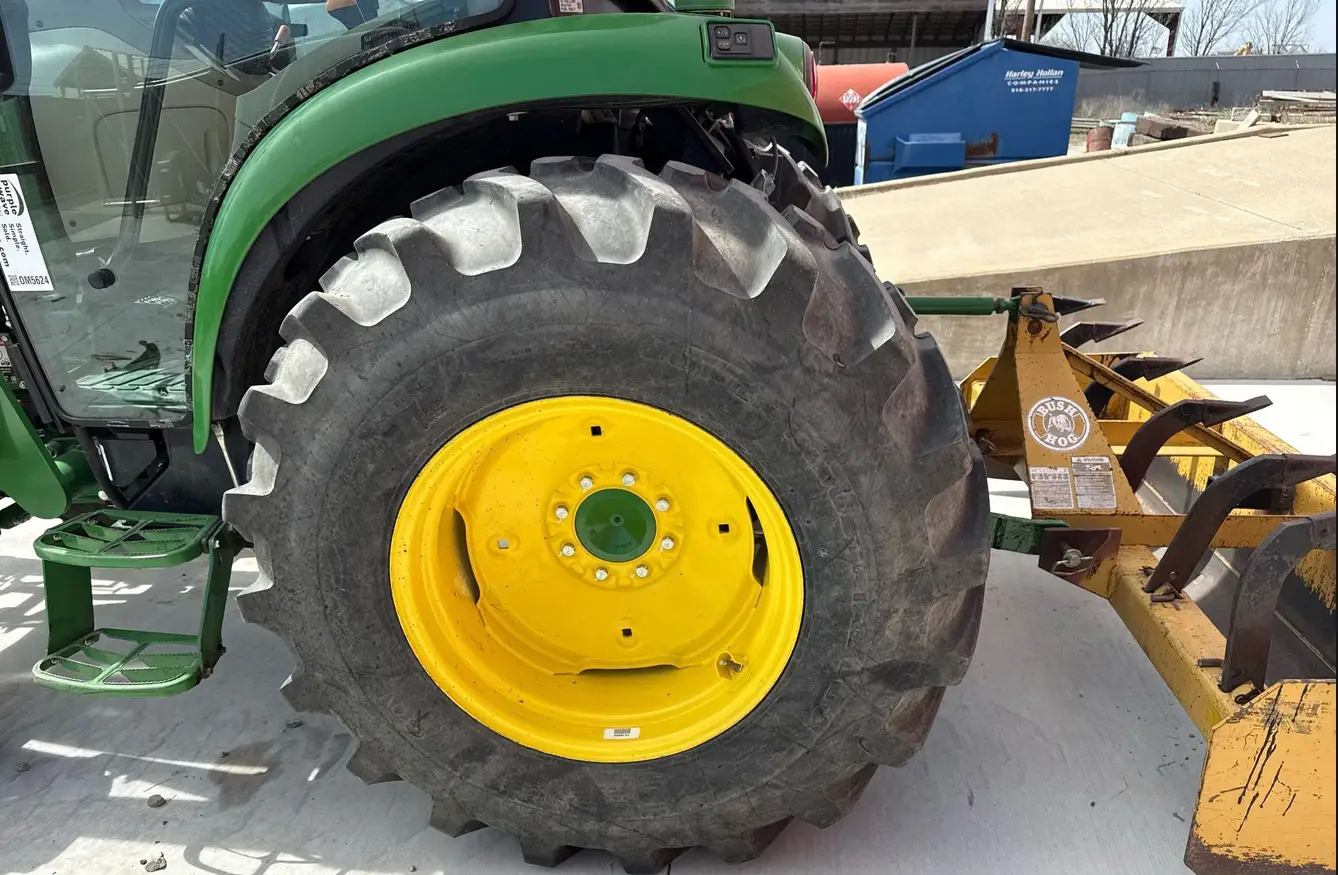 2022 John Deere 4052R MFWD tractor