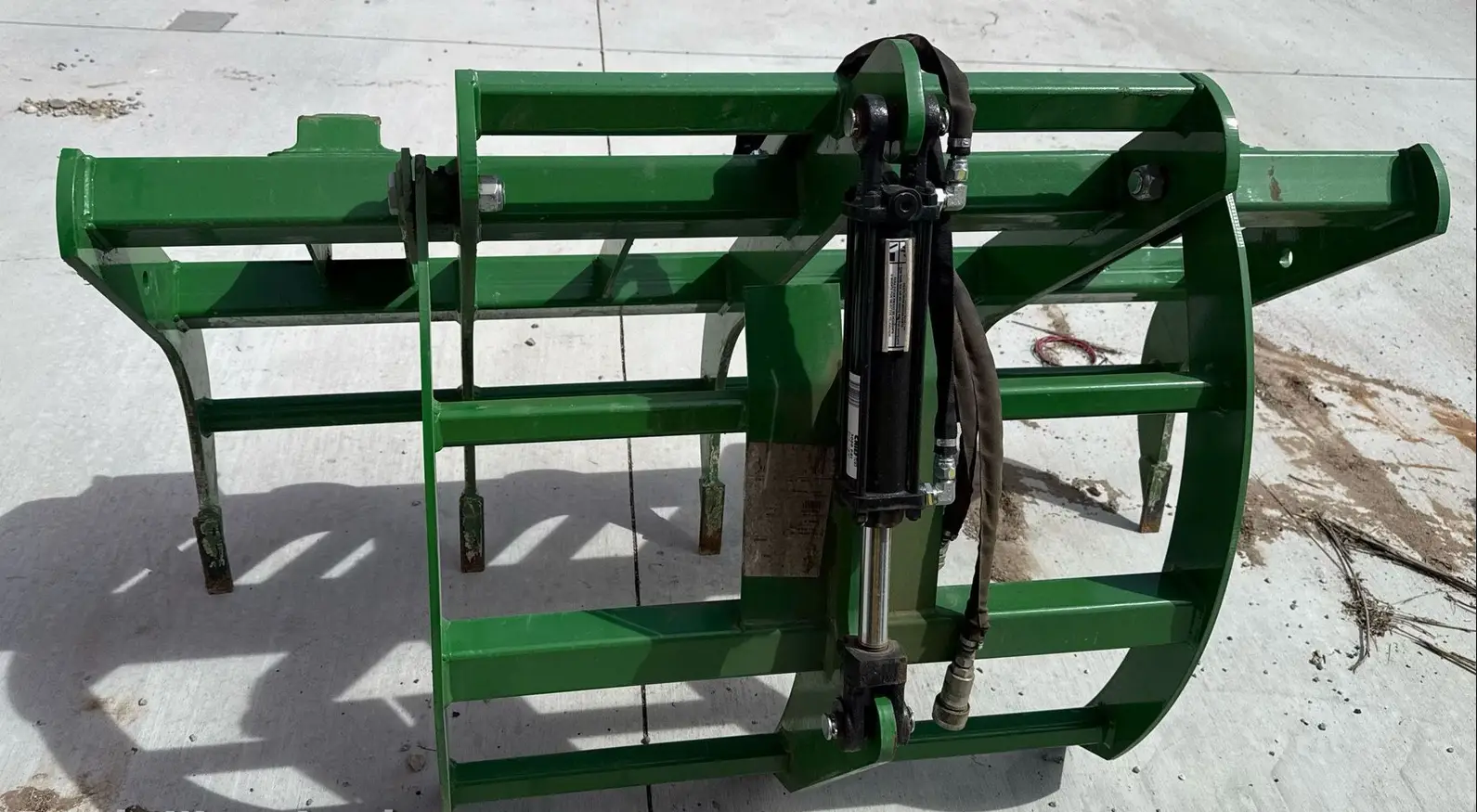 2022 John Deere 4052R MFWD tractor
