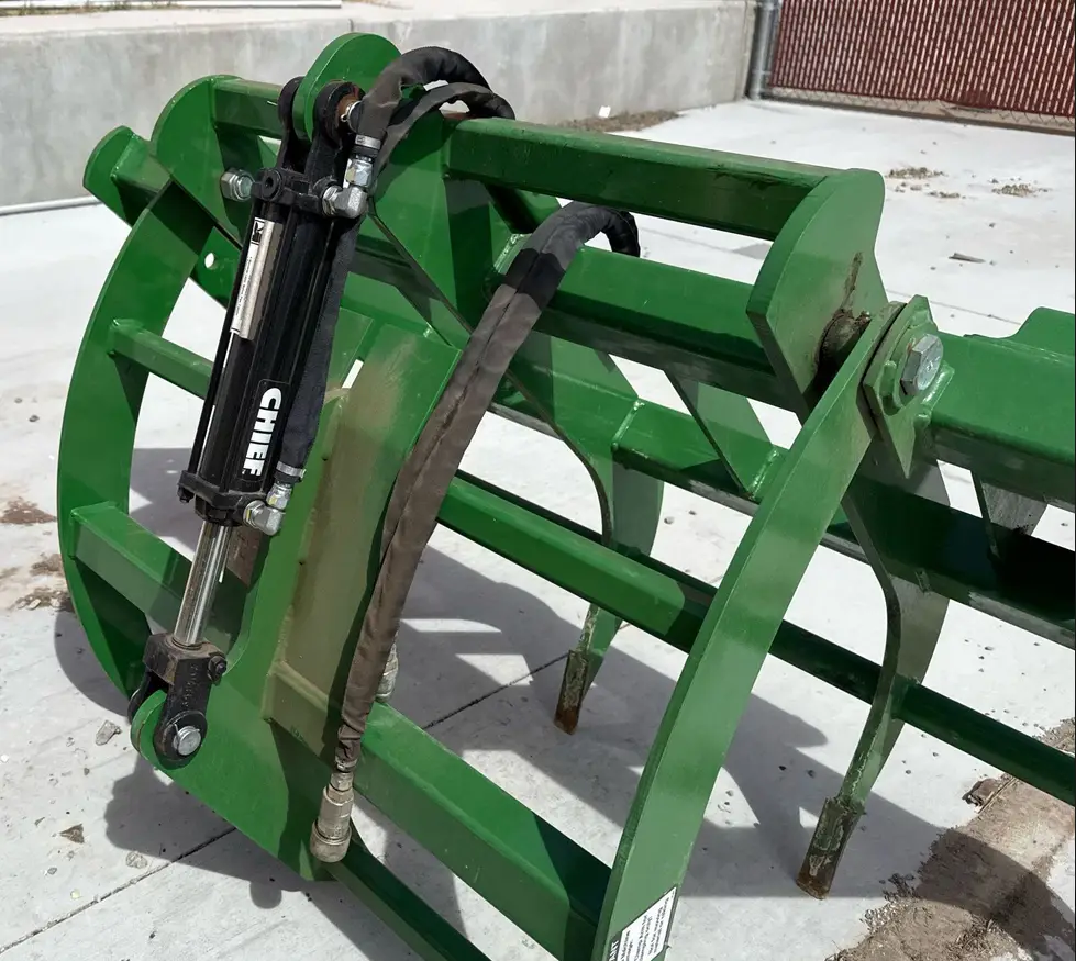 2022 John Deere 4052R MFWD tractor