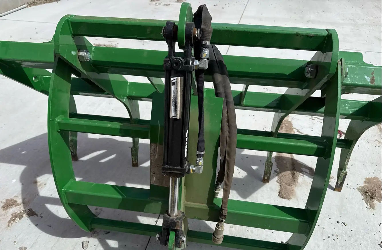 2022 John Deere 4052R MFWD tractor