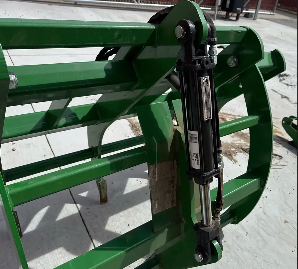 2022 John Deere 4052R MFWD tractor
