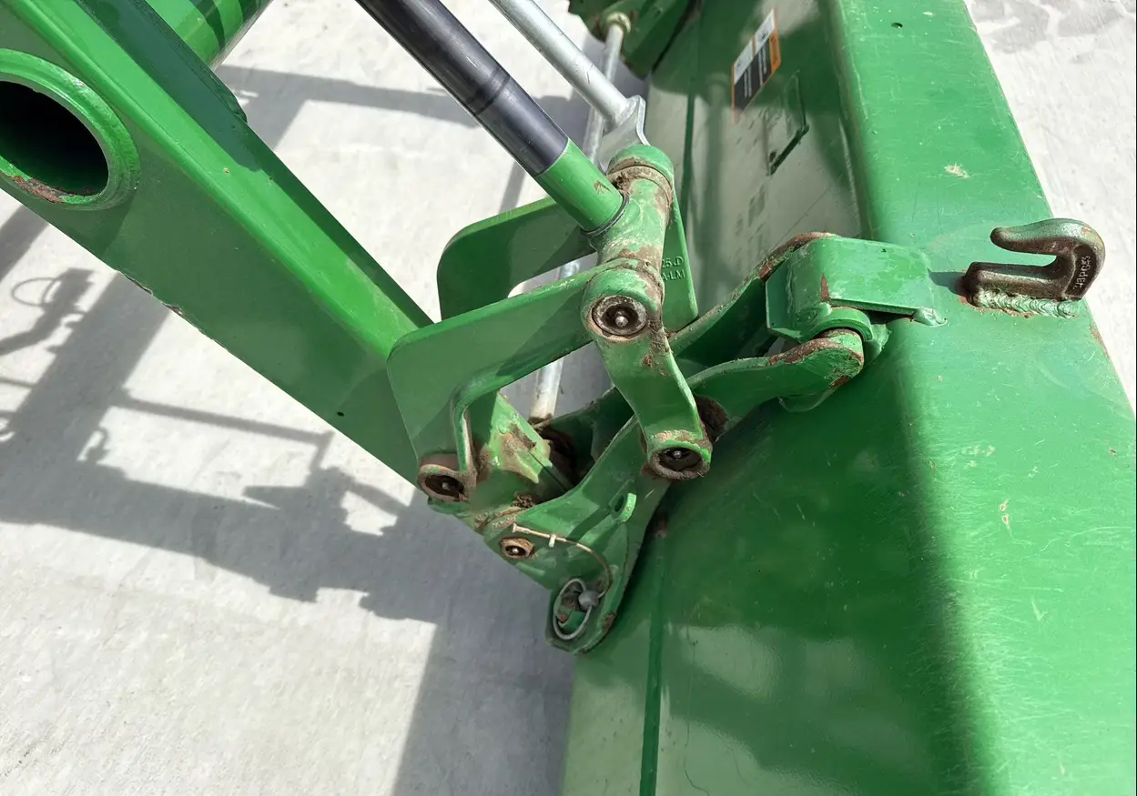 2022 John Deere 4052R MFWD tractor