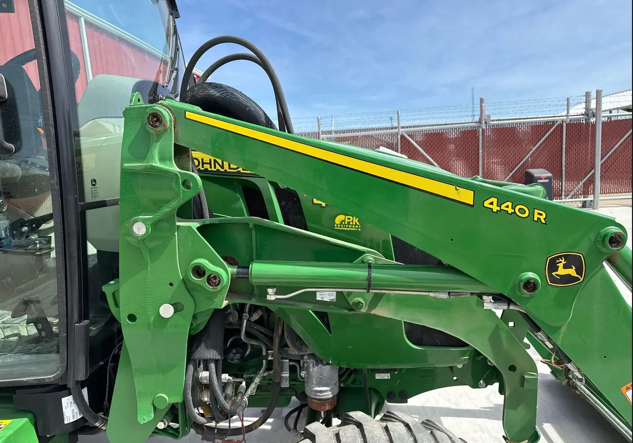 2022 John Deere 4052R MFWD tractor