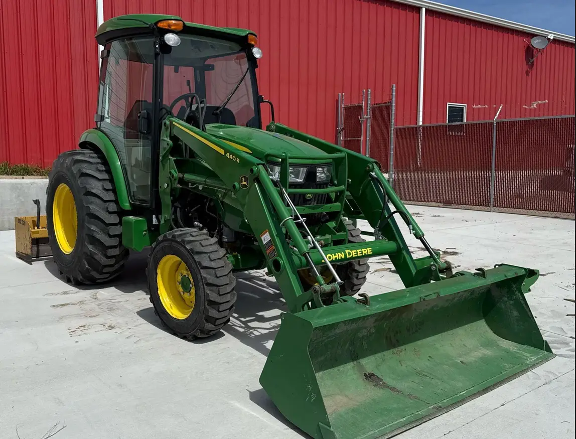 2022 John Deere 4052R MFWD tractor