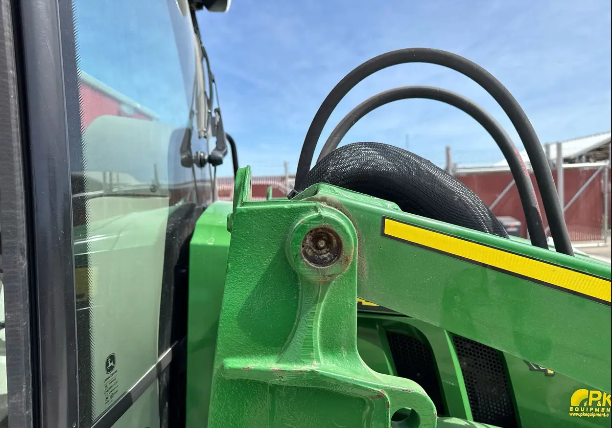 2022 John Deere 4052R MFWD tractor