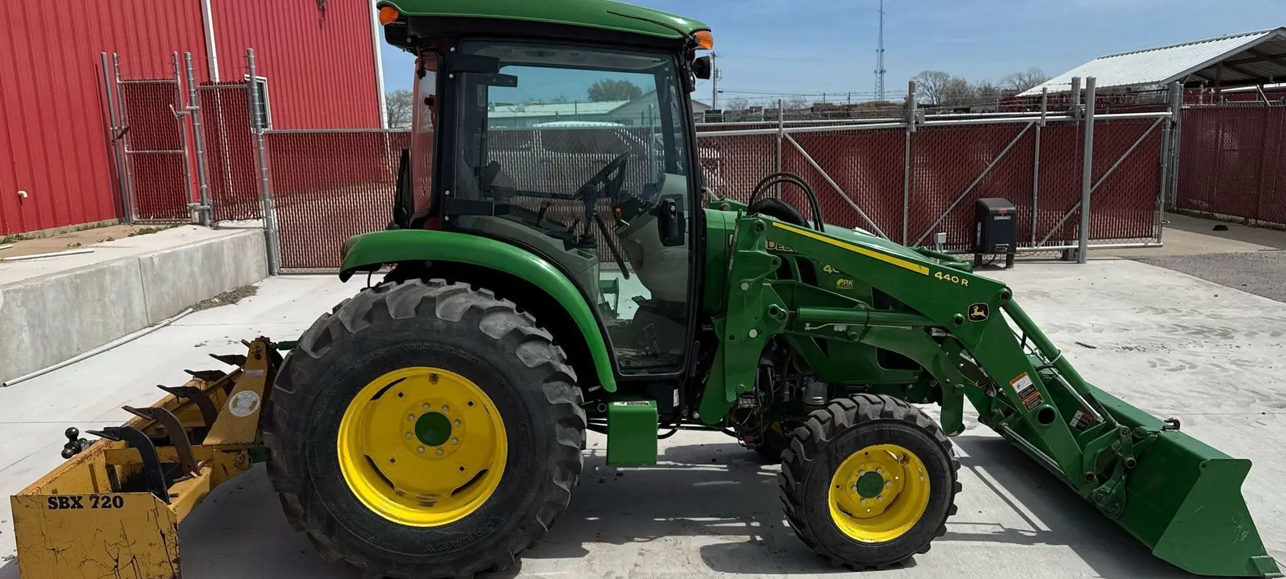 2022 John Deere 4052R MFWD tractor