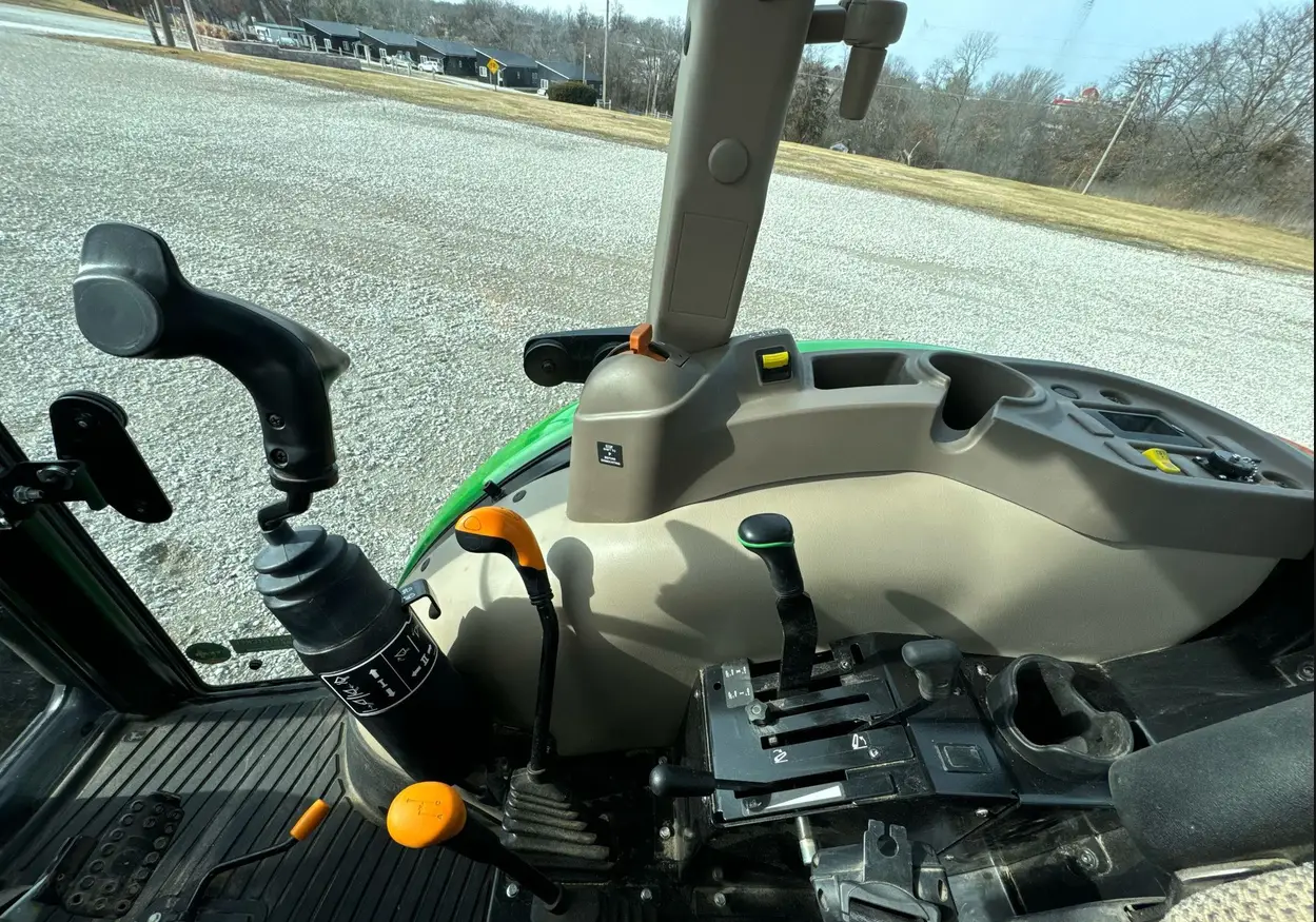 2022 John Deere 5075E MFWD tractor