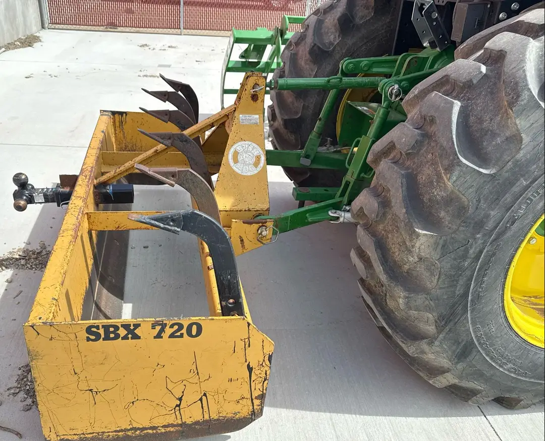 2022 John Deere 4052R MFWD tractor