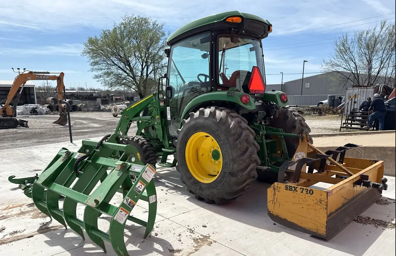 2022 John Deere 4052R MFWD tractor