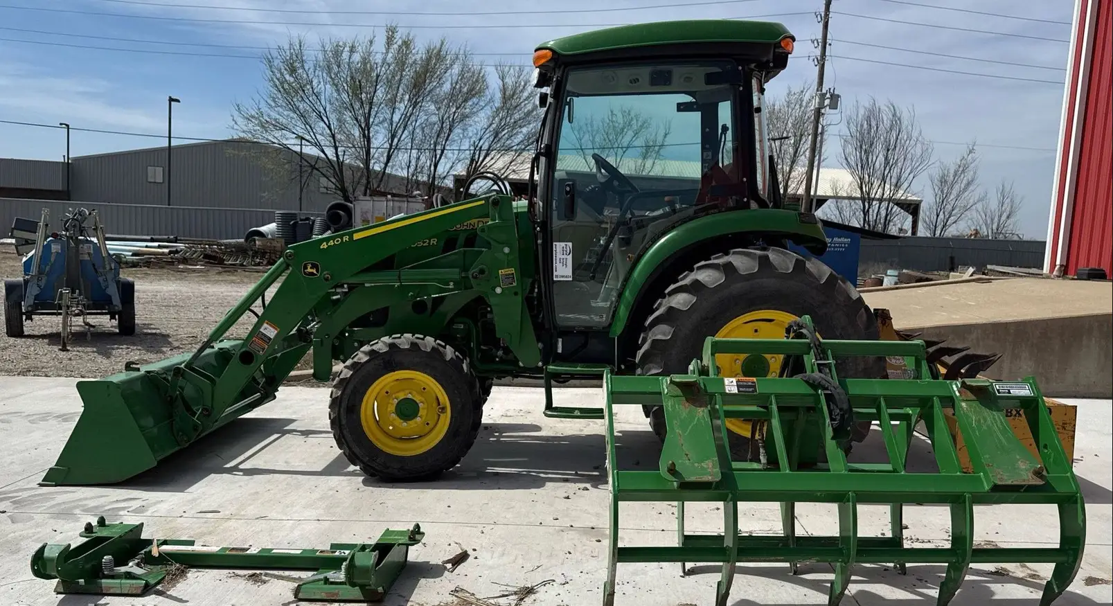 2022 John Deere 4052R MFWD tractor
