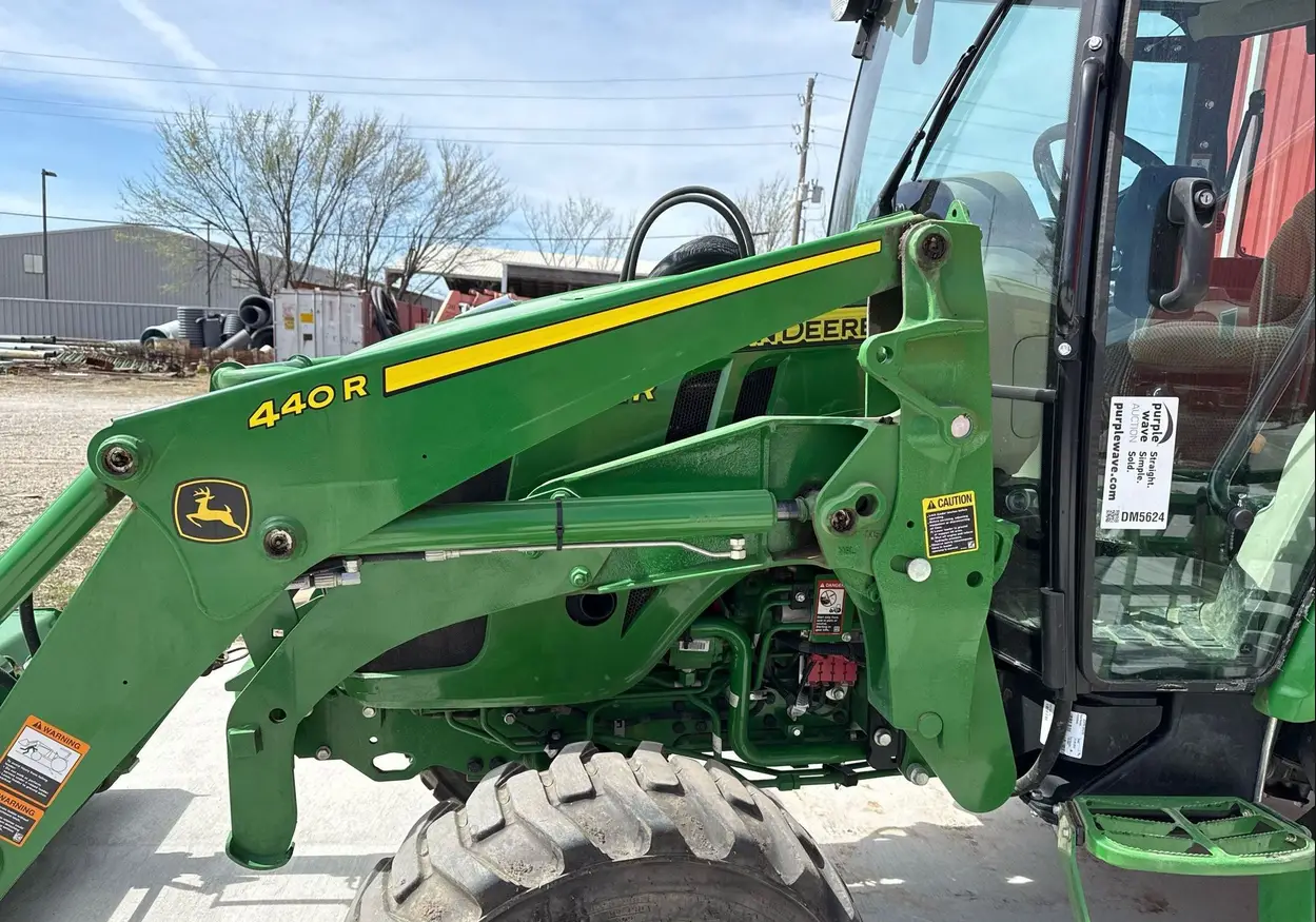 2022 John Deere 4052R MFWD tractor