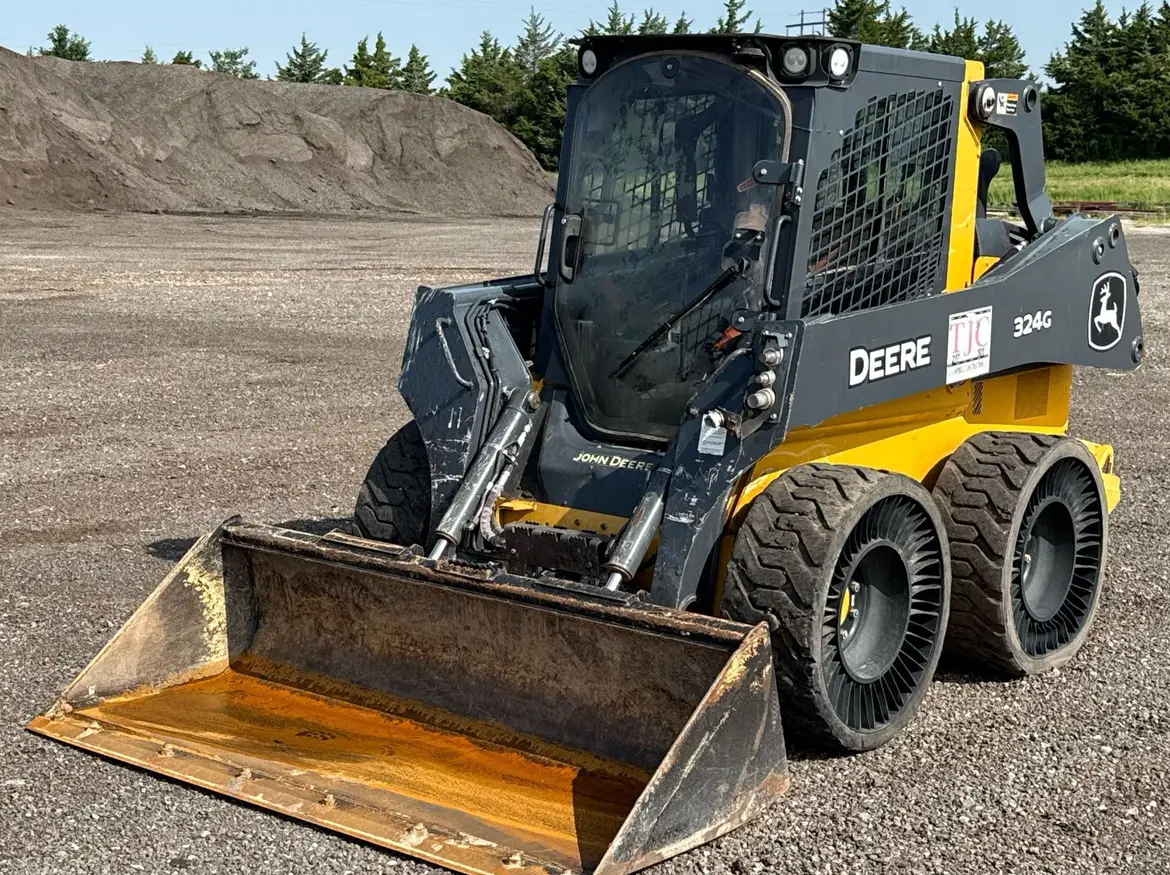 2021 John Deere 324G skid steer loader